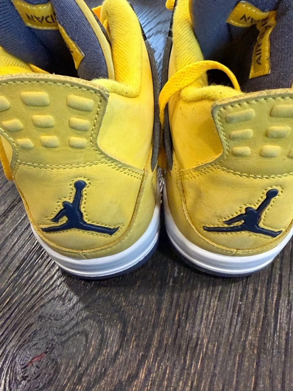 Nike Air Jordan 4 Retro “Lightning” 2021  Size 9.5 Mens